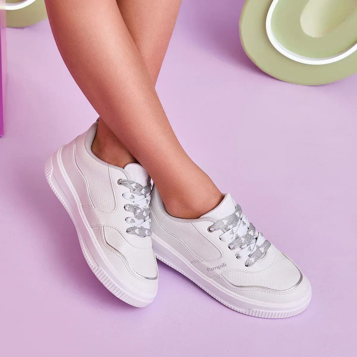 Tênis infantil feminino Pampili branco com detalhes dourados, vista lateral em outro ângulo